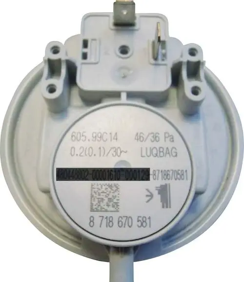 Bosch Schalter mit numerischen Angaben und Barcode, montiert auf einer runden Grundfläche, ausgestattet mit elektrischen Anschlüssen.